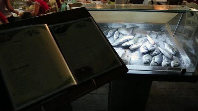 户外餐厅前面的冰上鱼，前台菜单