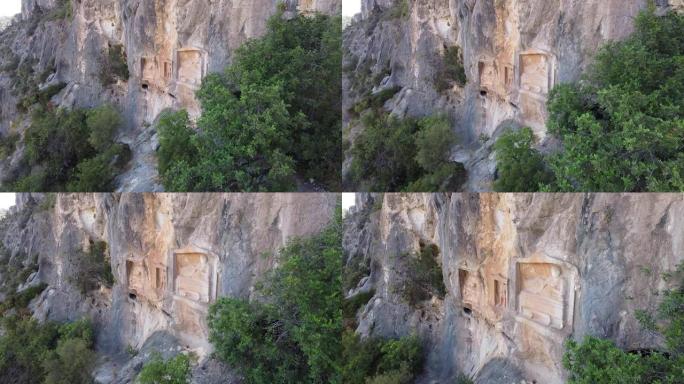 土耳其梅尔辛省Adamkayalar的岩石雕刻人物 (字面意思是 “人-岩石”)