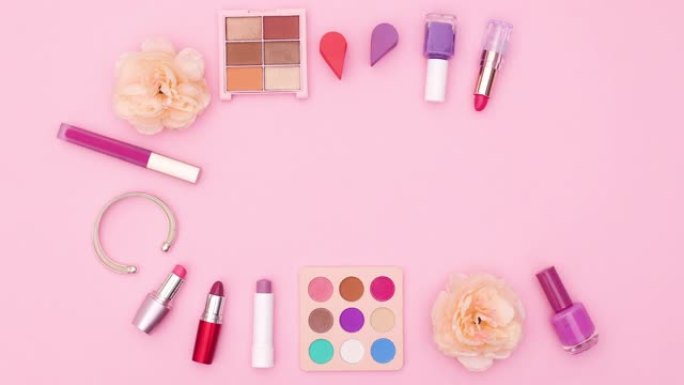 化妆化妆品产品和配件制作粉色主题框架。停止运动