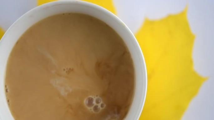 奶油掉进一杯热茶咖啡伴侣奶香融合饮品装饰