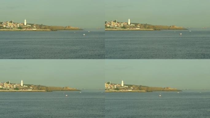 博斯普鲁斯海峡出口处的灯塔和旧堡垒