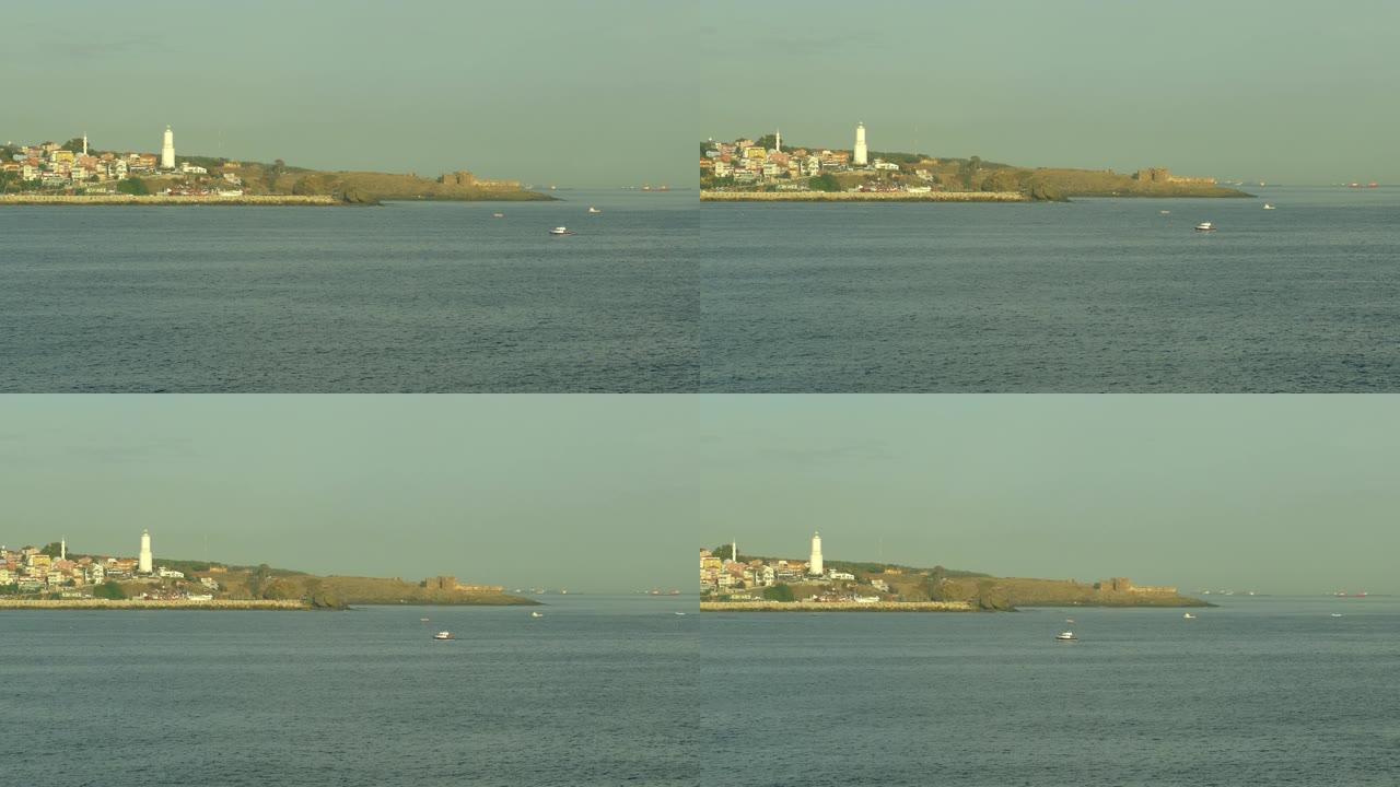博斯普鲁斯海峡出口处的灯塔和旧堡垒