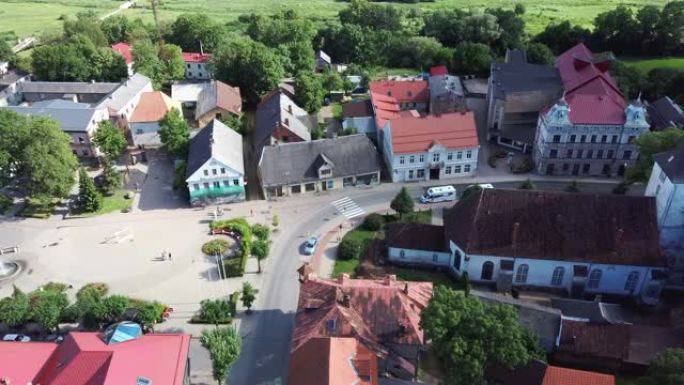 拉脱维亚图库姆斯圣三一路德教会的鸟瞰图。