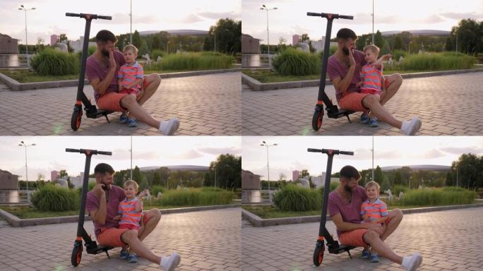 父子俩坐在公园的电动踏板车上，互相拍拍手