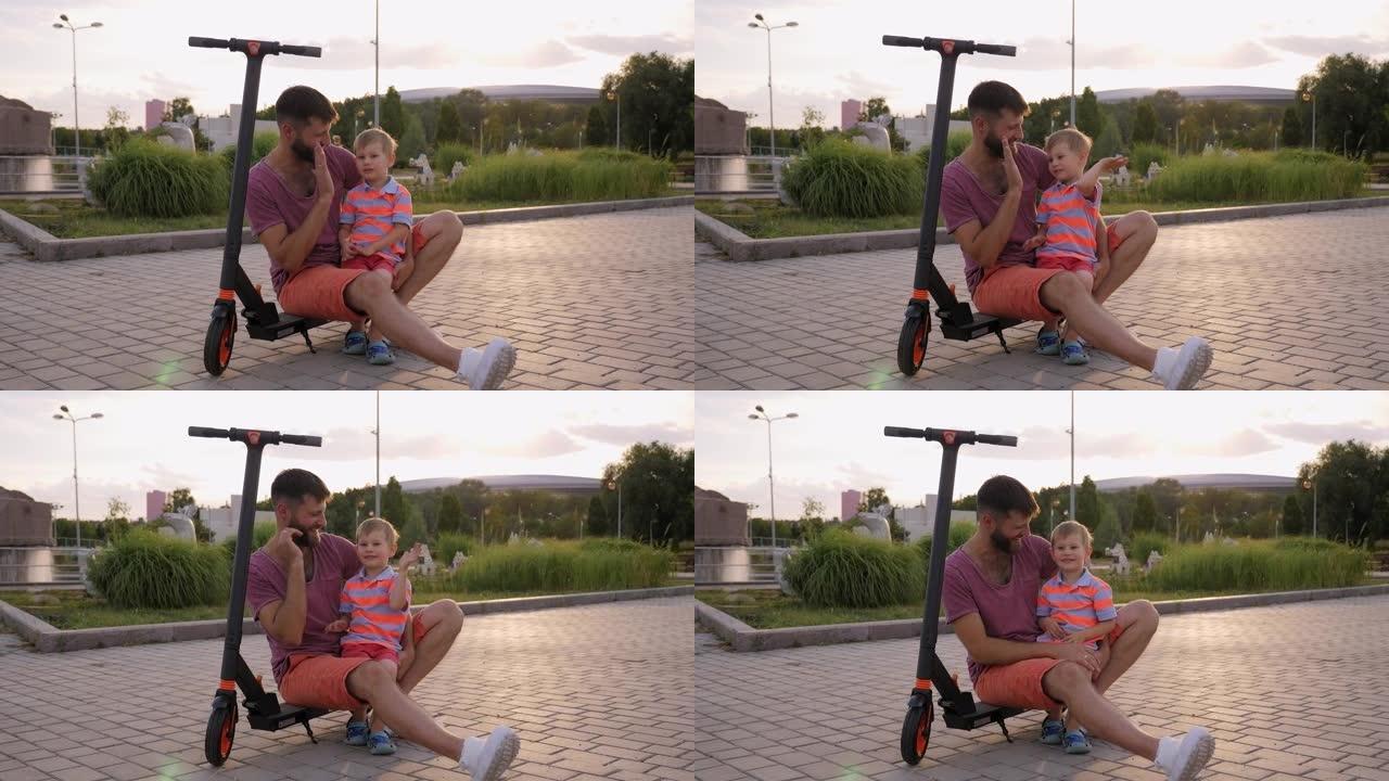 父子俩坐在公园的电动踏板车上，互相拍拍手