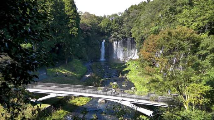 日本白来瀑布内巨大瀑布的景色