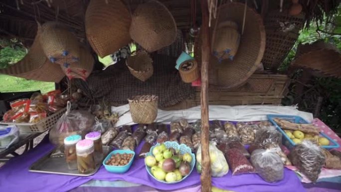 农村市场编织篮和水果