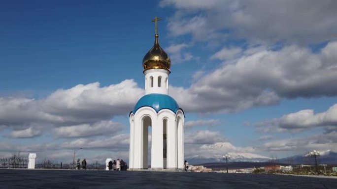 城市景观的时间圈，火山背景上有一个小教堂。堪察加彼得罗巴甫洛夫斯克