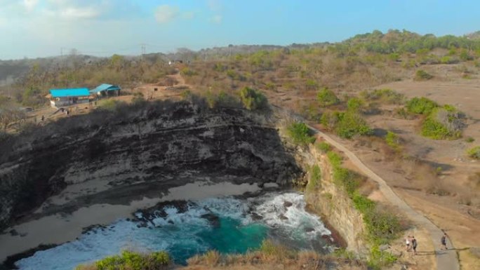 印度尼西亚努沙佩尼达岛上破碎海滩著名旅游胜地的空中拍摄