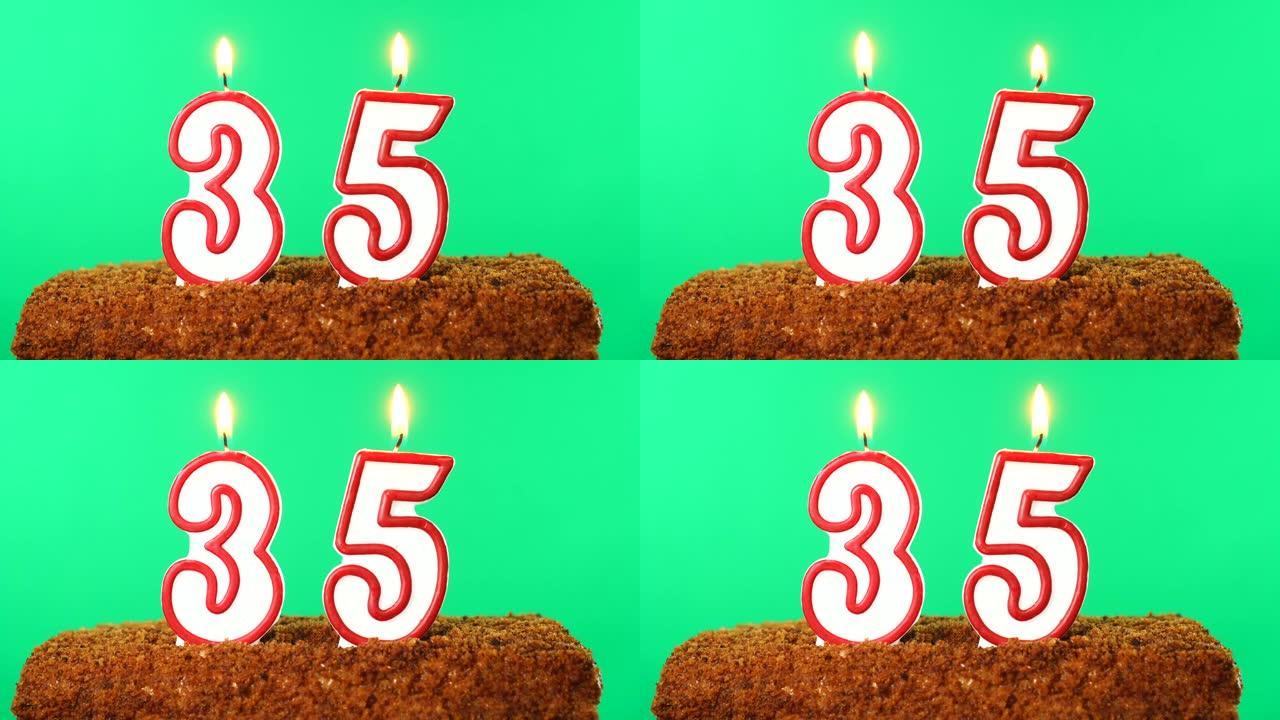 用35号点燃蜡烛的蛋糕。色度键。绿屏。隔离