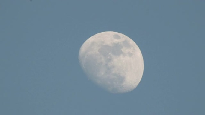蓝色背景上的月亮特写