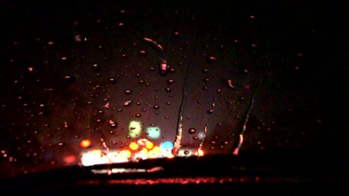 大雨夜间交通夜晚下雨雨夜车窗上雨滴
