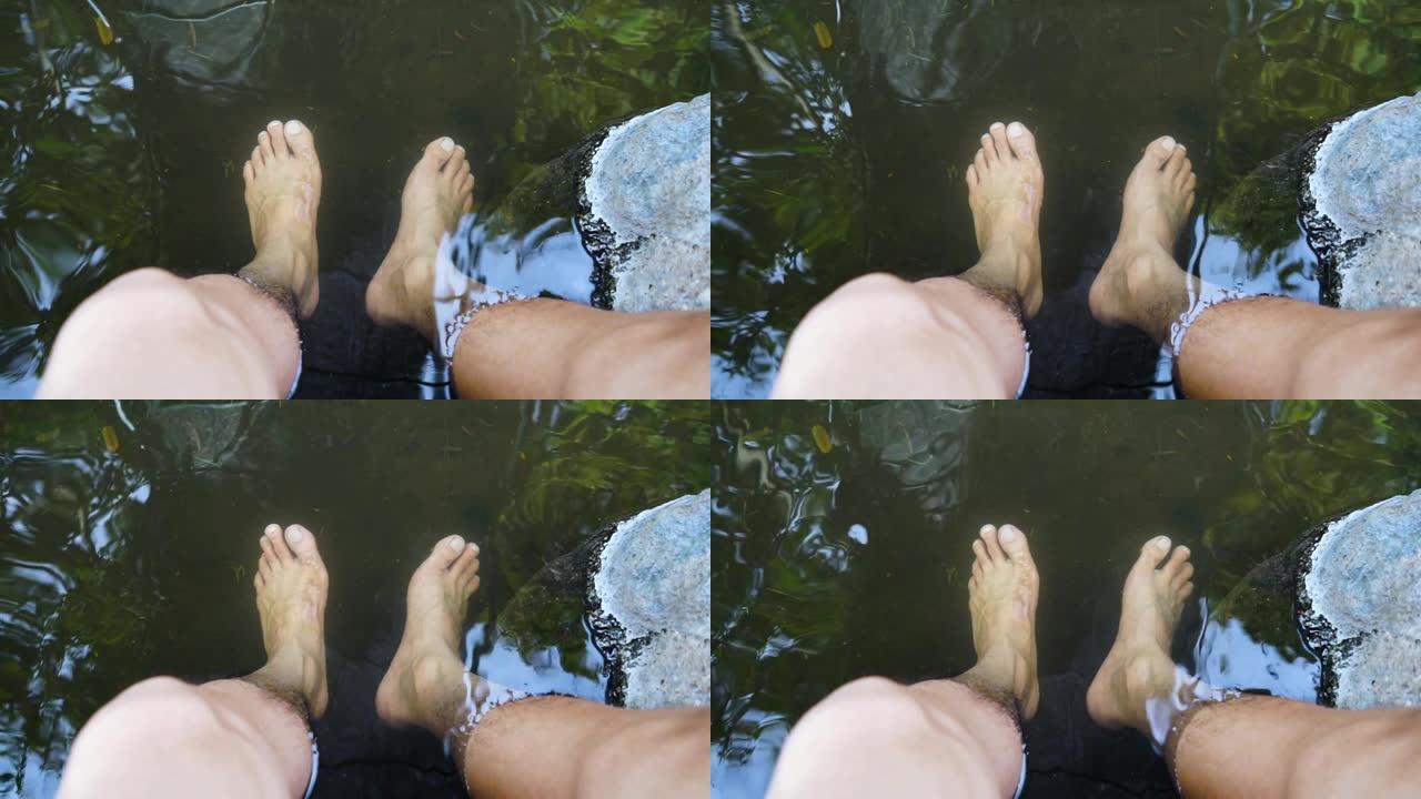 人的脚泡在温泉里，在脚上抓他的皮炎，是脚癣。