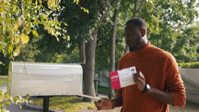 在美国总统选举期间，一名非洲裔美国人收到邮寄选票