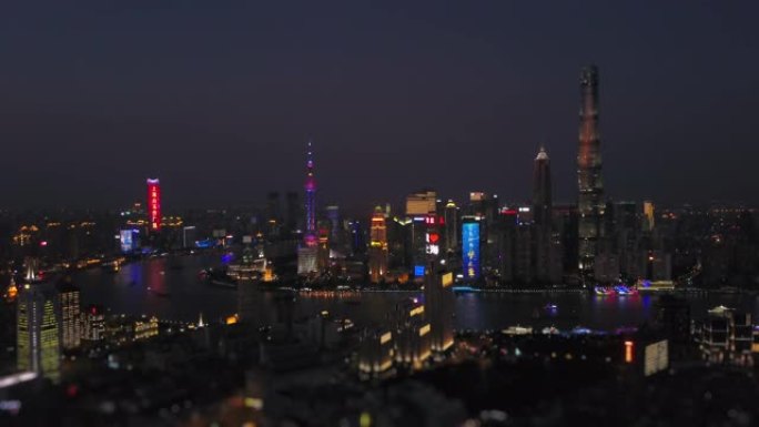 夜间照明上海著名的浦东市区航空全景4k倾斜移位中国