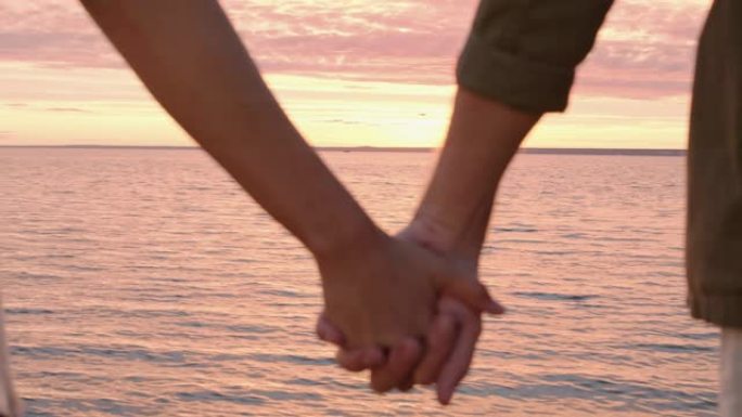 情侣牵手在海边