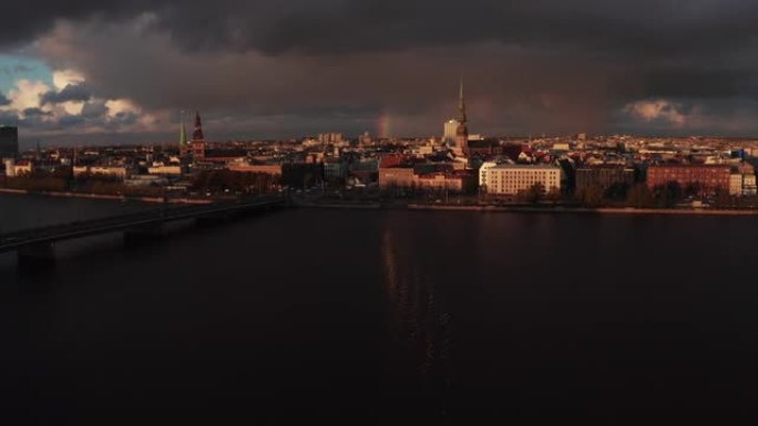 在阳光明媚的雨中，彩虹和雨云照耀着阳光，在拉脱维亚首都里加老城上空拍摄了绝对惊人的空中拍摄。