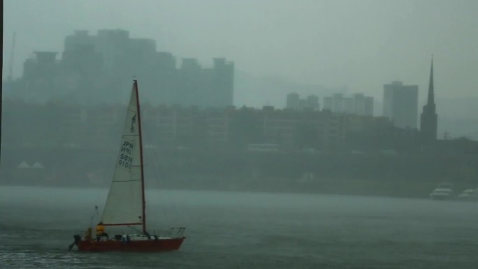 水体上的桥梁图像 一艘船停靠在水中 背景为河流的城市图片