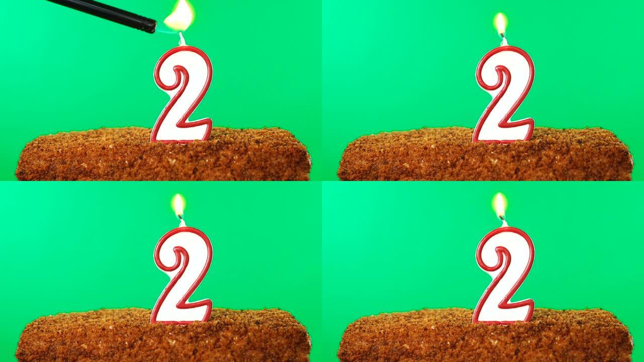 用2号点燃蜡烛的蛋糕。色度键。绿屏。隔离