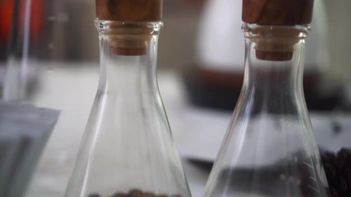 玻璃乞丐科学概念中的烘焙咖啡豆