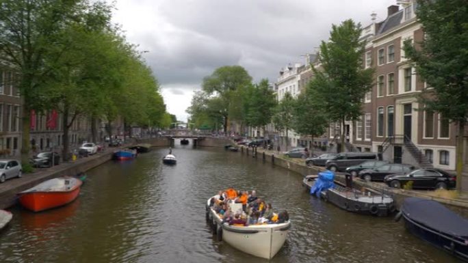 白天阿姆斯特丹市中心著名的交通运河慢动作全景4k荷兰