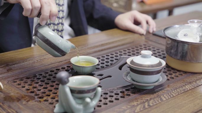 商务男子茶道喝茶泡茶功夫茶特写