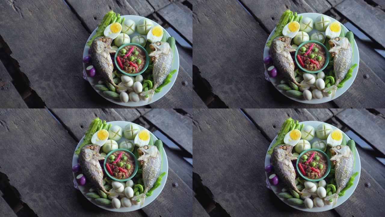 盘炒鲭鱼配虾酱酱和蔬菜。泰国菜。顶视图。潘开枪。