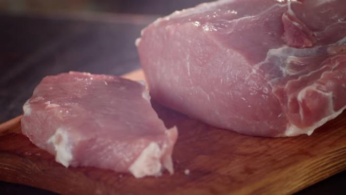生一块猪肉在切菜板上慢慢旋转。