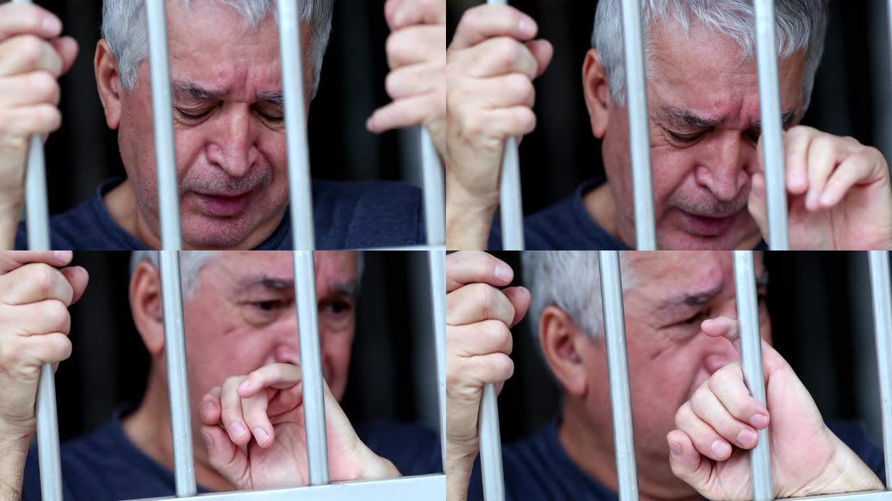 老人被囚禁在监狱里哭泣。资深人士受苦