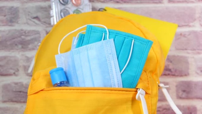 学生书包包，配有消毒剂和面膜。