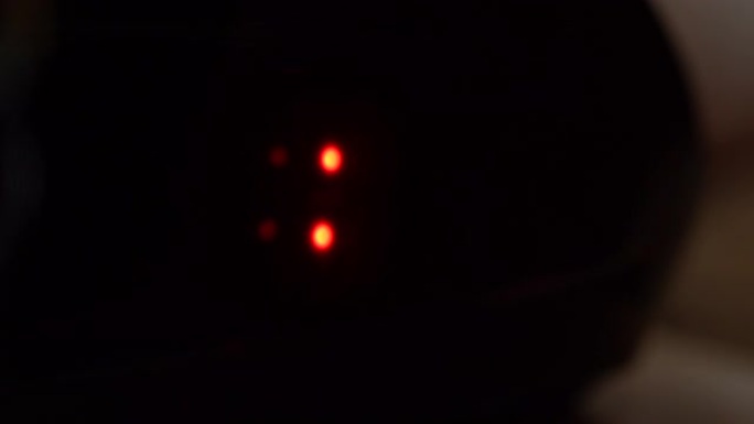 黑色数字时钟屏幕的特写显示16.00。黑色背景上闪烁红色数字。现代定时器系统和霓虹灯、电动报警装置