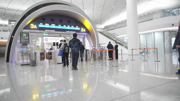 杭州西站高铁火车站乘客排队检票进闸机