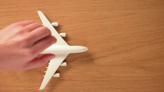持有飞机模型的人持有飞机模型玩具