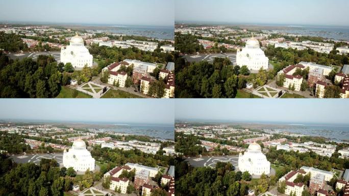 从喀琅施塔得圣尼古拉海军大教堂的雅科纳亚广场进行的空中射击是俄罗斯东正教，中港和彼得罗夫斯克公园喀琅