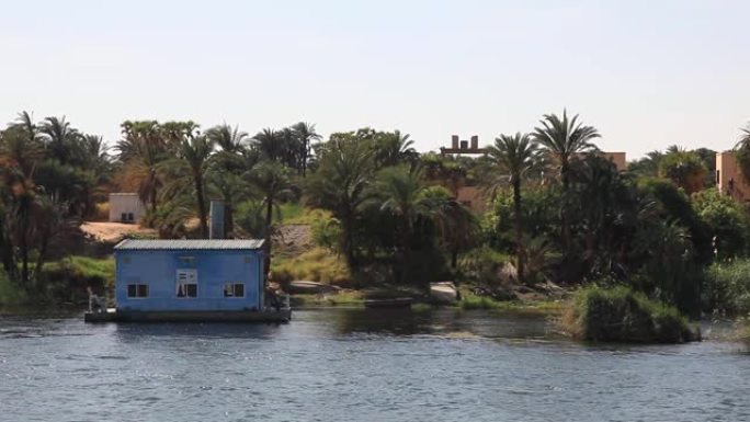 埃及尼罗河沿岸建筑物的跟踪镜头