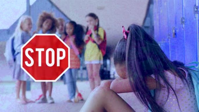 停车标志和女孩在闪烁的背景下在学校哭泣