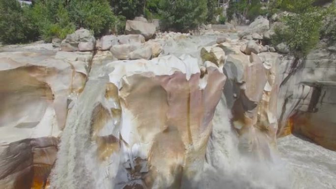 在北阿坎德邦喜马拉雅山的Gangotri Dham的Surya Kund，奉献者在这里的瀑布前崇拜太