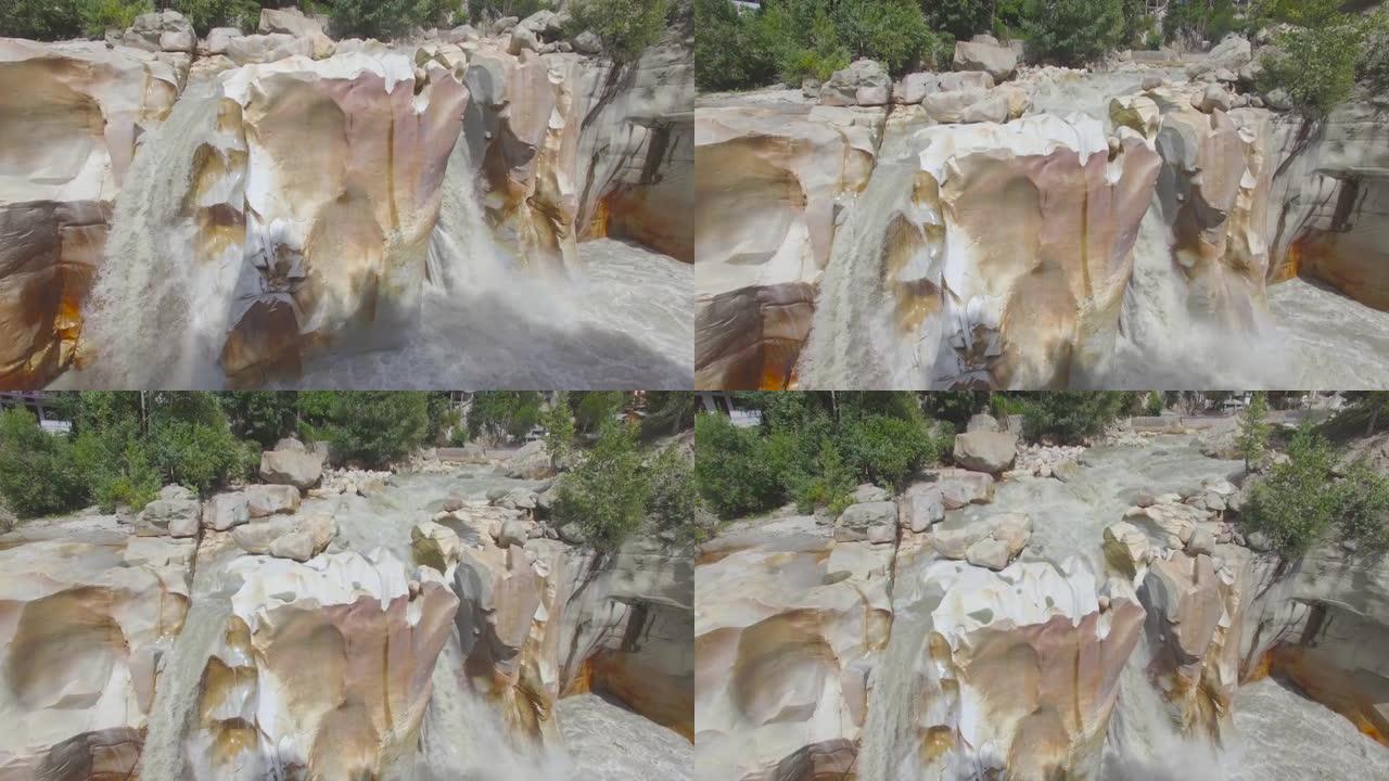 在北阿坎德邦喜马拉雅山的Gangotri Dham的Surya Kund，奉献者在这里的瀑布前崇拜太