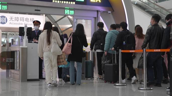 杭州西站高铁火车站乘客排队检票进闸机