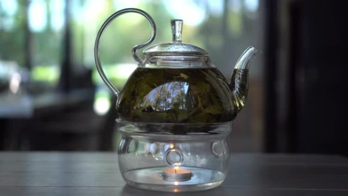 餐厅里盛满绿叶茶的玻璃茶壶。