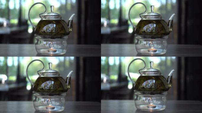 餐厅里盛满绿叶茶的玻璃茶壶。