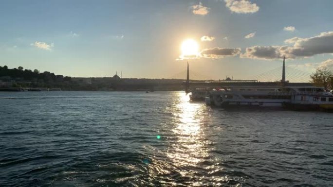 4k旅游船沿着博斯普鲁斯海峡的翡翠泻湖巡游，俯瞰伊斯坦布尔日落时令人惊叹的全景，伊斯坦布尔之旅
