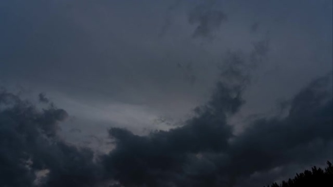 参差不齐的雷云覆盖了日落天空的晴朗区域