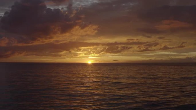 加勒比海上令人惊叹的日落的空中反向拍摄