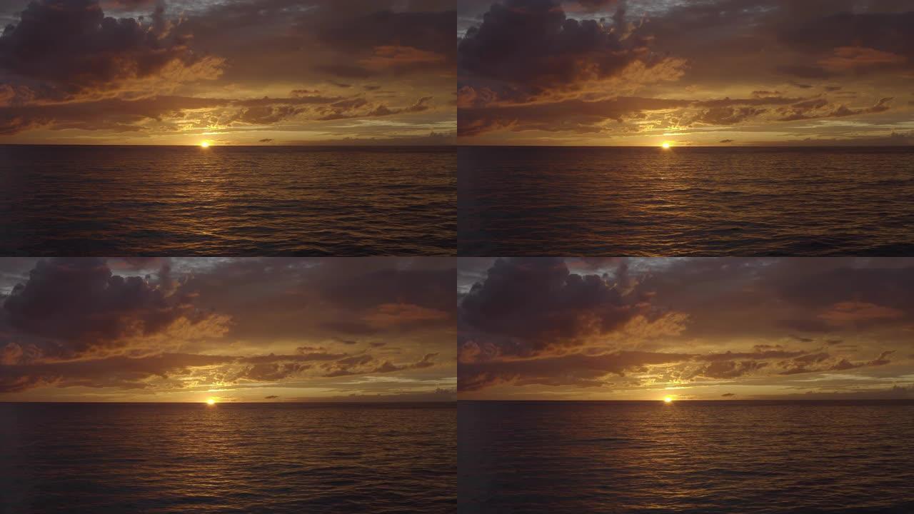 加勒比海上令人惊叹的日落的空中反向拍摄