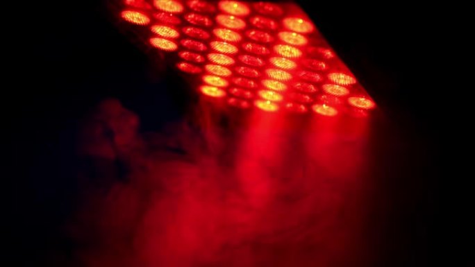 发光二极管轻烟。迪斯科派对。Led红色照明背景上的雾流。