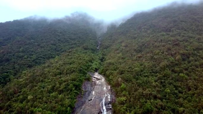 无人机在背景中飞越快速河流和山脉