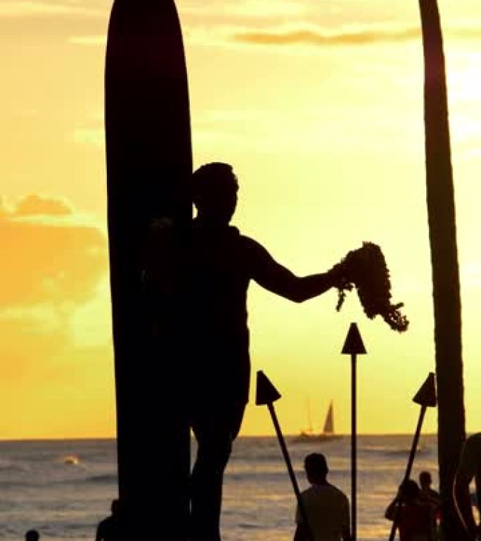 夏威夷檀香山威基基海滩公爵纪念碑的垂直视频，4k慢动作60fps
