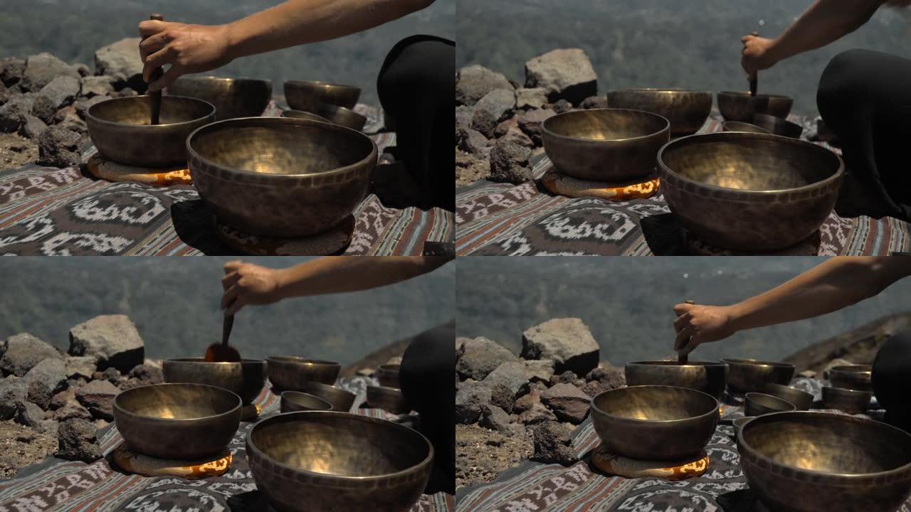 亚洲小伙在观景山上玩藏人唱铜杯