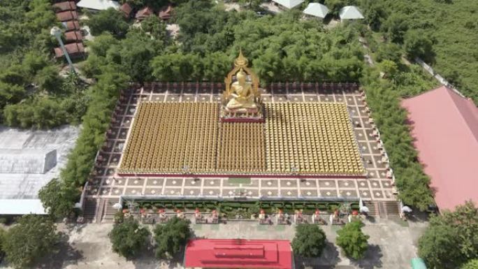 鸟瞰图大金佛像和许多小金佛像排成一排。泰国nakornayok省的寺庙。